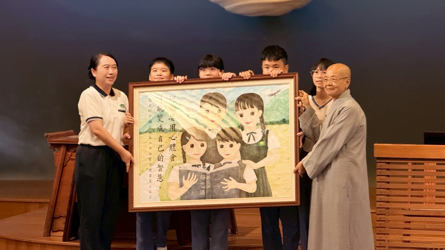 志工早會敬贈全體畢業生合力完成的「讀靜思語」畫作