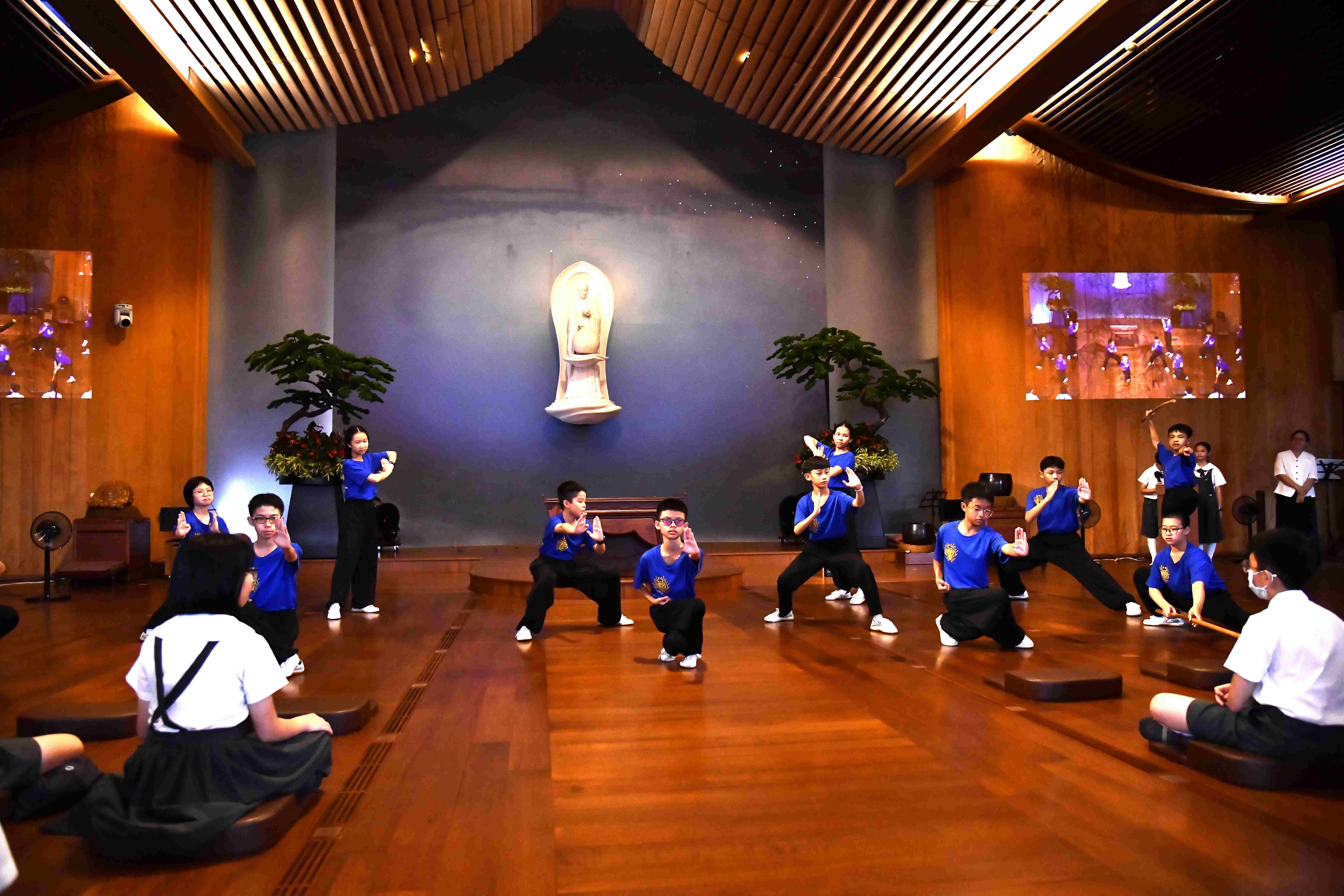 國術隊的同學帶來國術表演「行願」，展現全力以赴、文武合一的練心精神