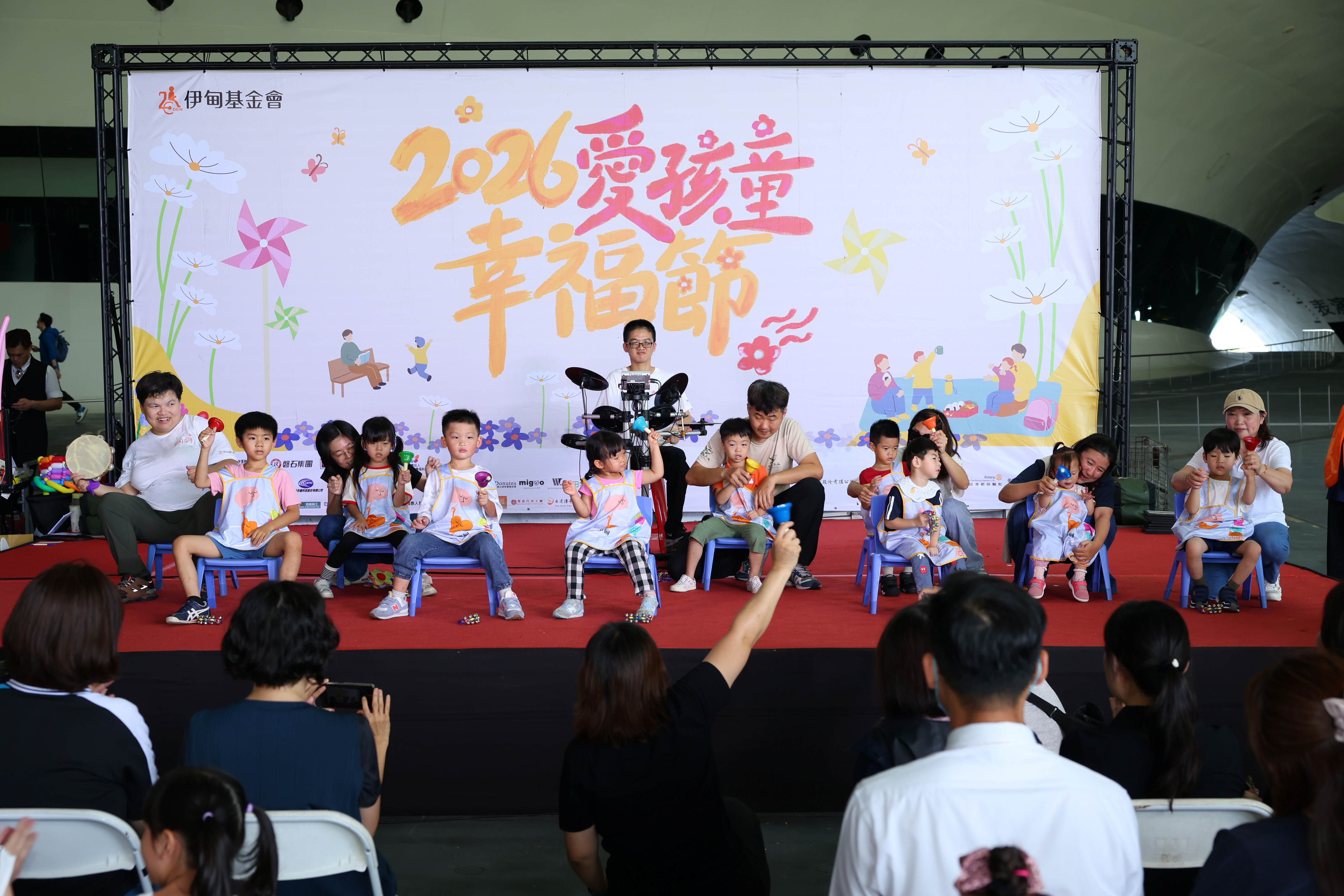 由鳳山早療學長姐帶領慢飛學弟妹帶來精彩的音樂律動