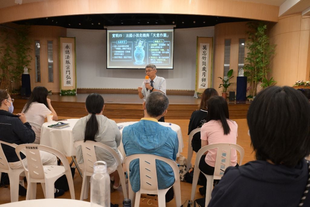 慈濟教聯會老師許鋕成，走過三十年的初心軌跡，「從初心的萌芽、初任老師的承諾、未曾改變的堅持。」跟家長溝通、分享優點、累績愛的存款。