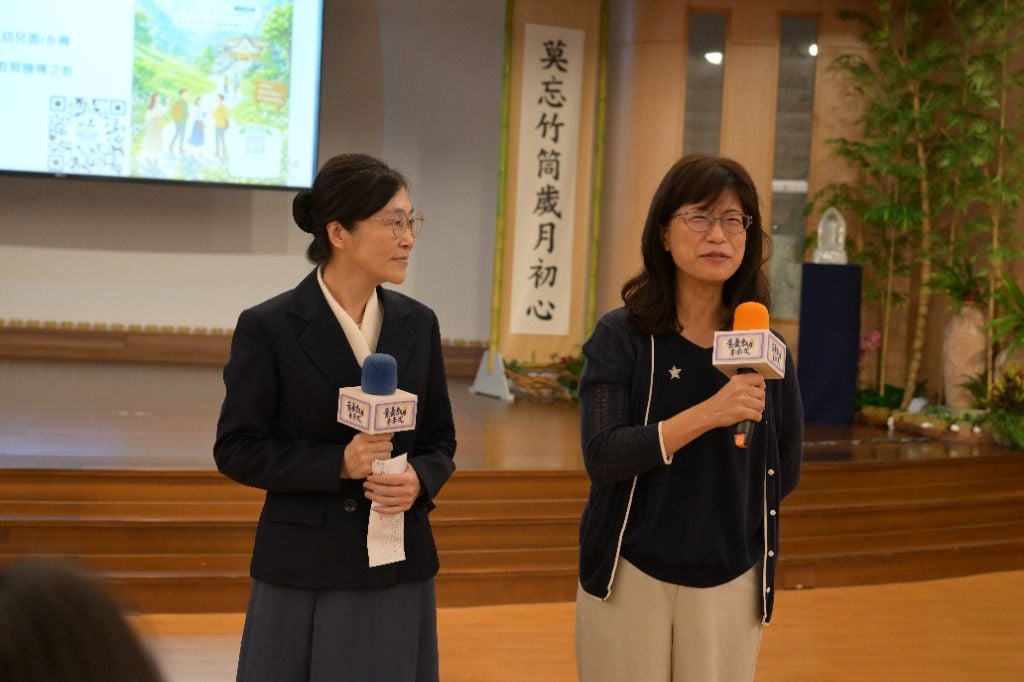 士林三玉國小教學三十年陳麗秋老師(右)，覺得現在老師是高風險、高壓力的工作，理解原來家長也是被他的爸媽同樣對待！理解，「他們心裡也是很受傷的！」