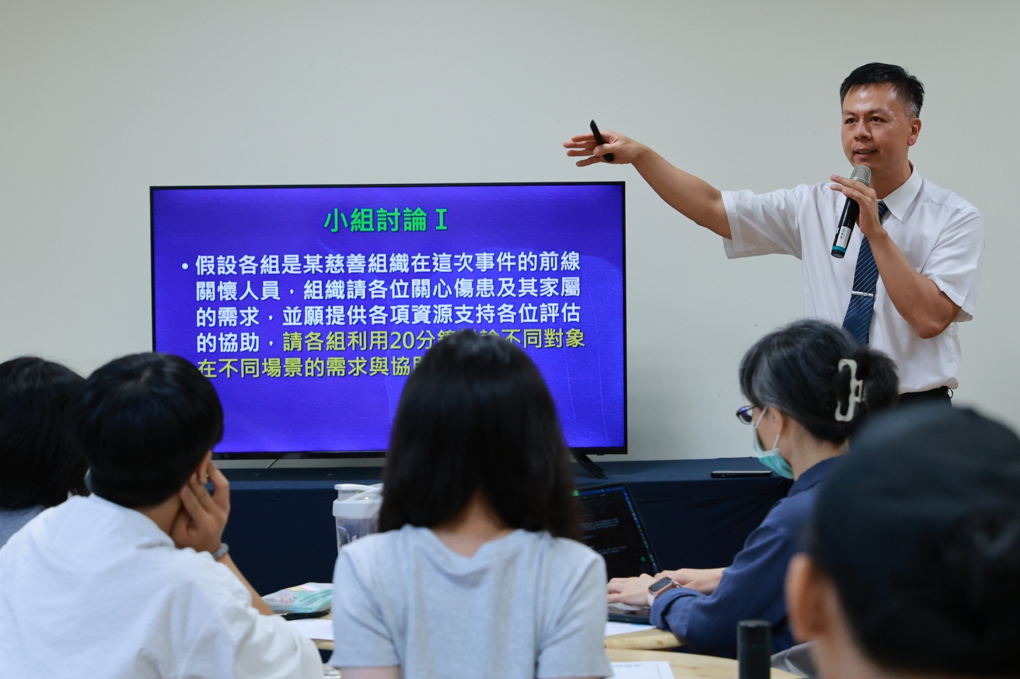 學員們化身為某慈善組織的前線關懷人員，展開兩階段的實務小組討論。