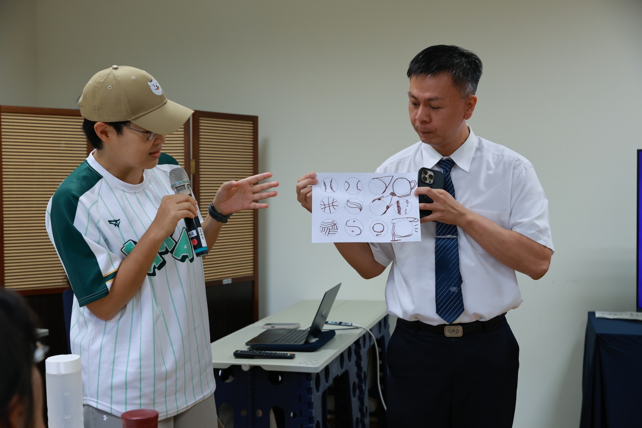 工作坊現場透過「相見歡圓形創作小遊戲」，巧妙引導學員自我覺察身為陪伴者應具備的「覺察力、欣賞力、表達力、變通力、協作力與學習力」六大核心能力。