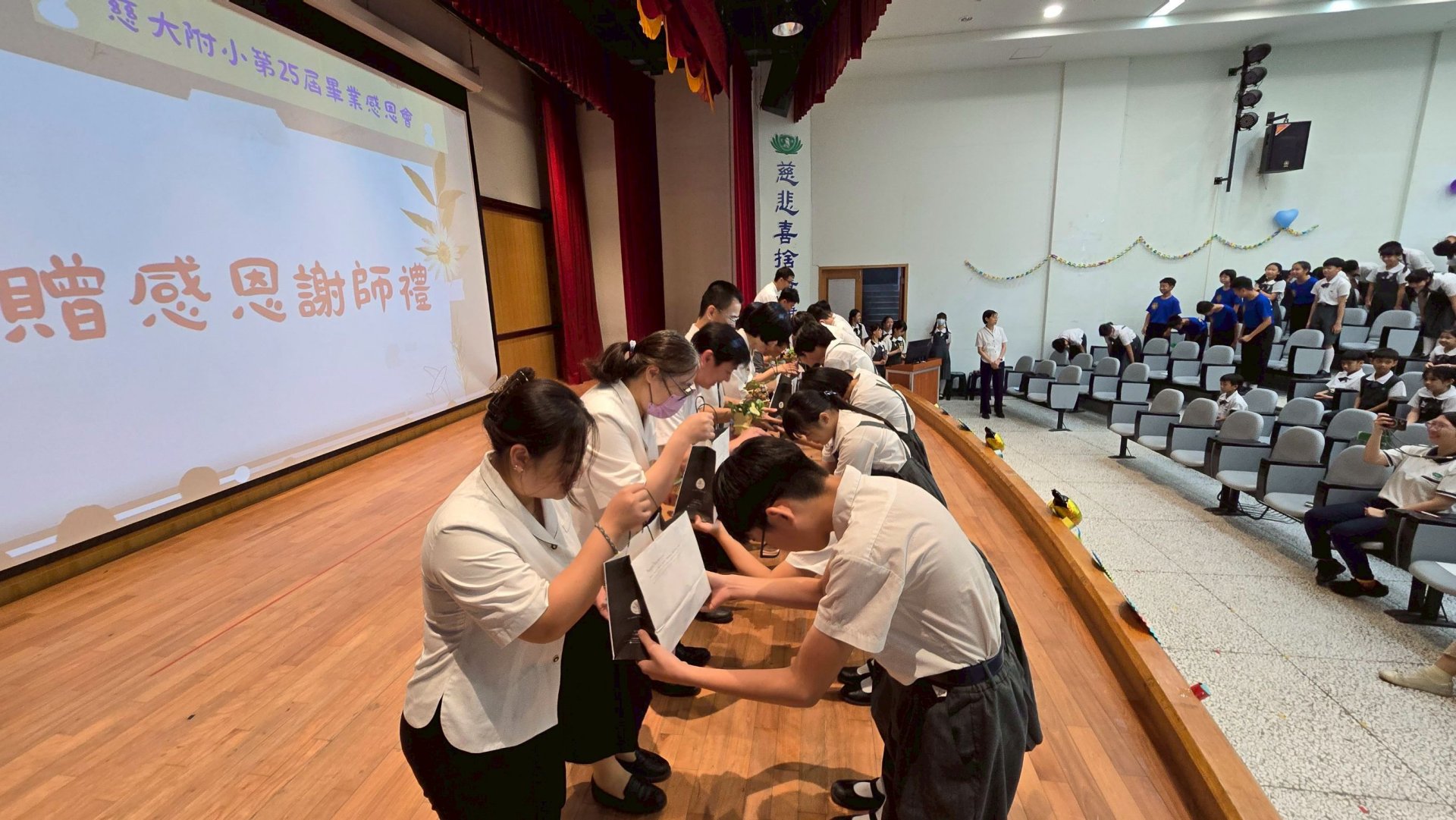 「傳遞心意」謝師禮中孩子獻上盆栽與禮盒感恩老師