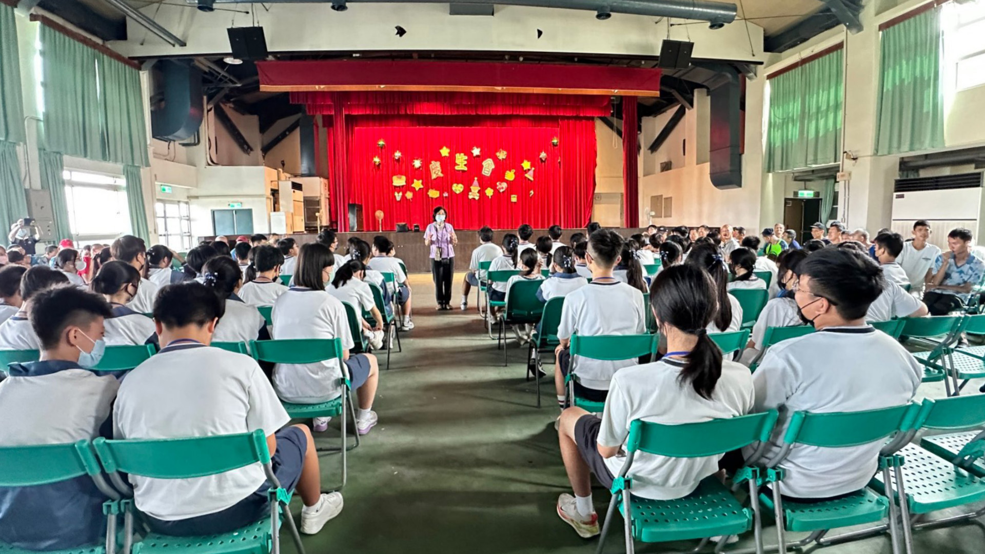 臺南教養院吳科長歡迎臺南慈中師生到來,並詳細介紹教養院的緣起。