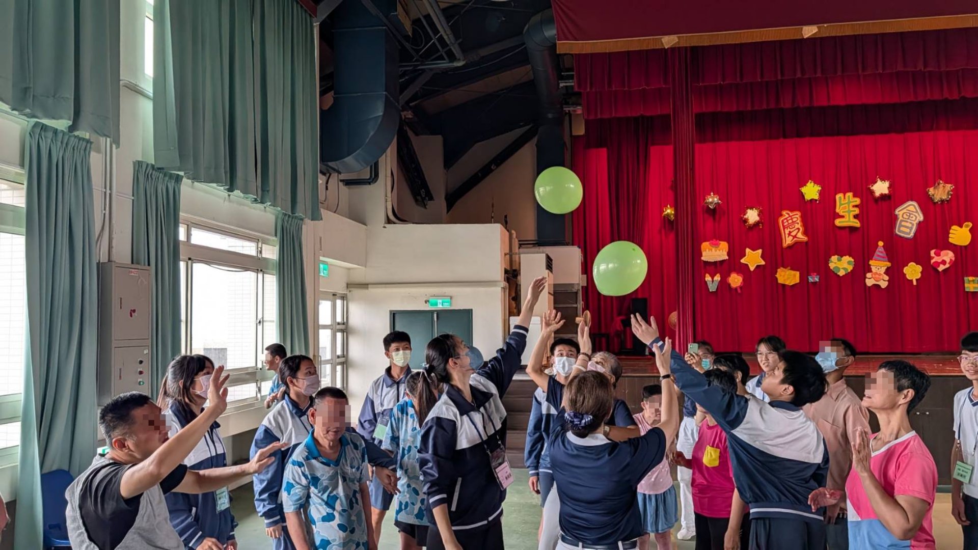 努力不讓氣球落地,大家玩得不亦樂乎。