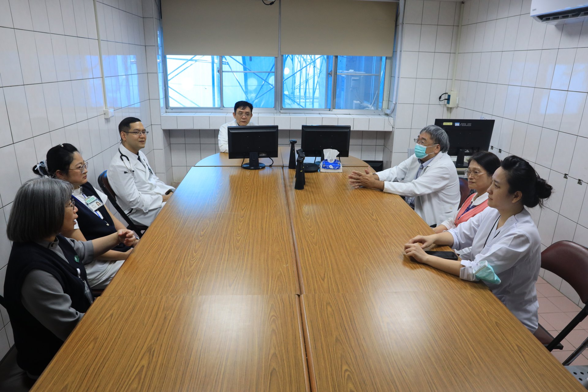 衛生福利部花蓮醫院副院長林哲民(中)與負責「衰弱高齡」急性後期整合照護的老年醫學科主任高聖倫(左三)分別帶領團隊討論急性後期照護病房轉銜運作。