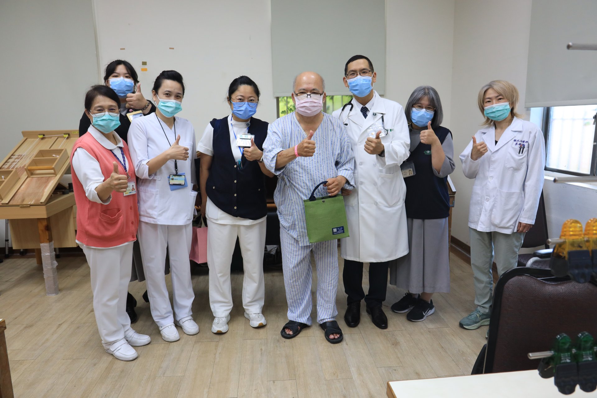6月初,花蓮慈院PAC團隊到花蓮醫院訪視時,蕭伯伯在花蓮醫院PAC照護團隊的高密度復能與細心照護下,恢復情形漸入佳境。