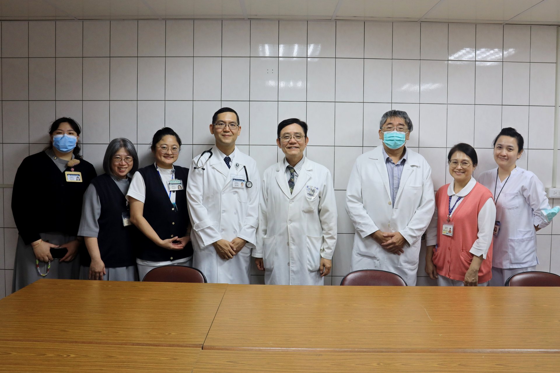 花蓮慈院PAC團隊老年醫學科主任高聖倫(左四)、醫事室副主任謝佩玲(左二)、高齡個管師呂宜晏(左三)、醫事室門診管理股組員李旻柔(左一),與花蓮醫院PAC團隊副院長林哲民(右四)、復健科主任林瑞祥(右三)、護理科主任溫淑美(右二)、PAC復健病房護理長謝惠萍(右一)。