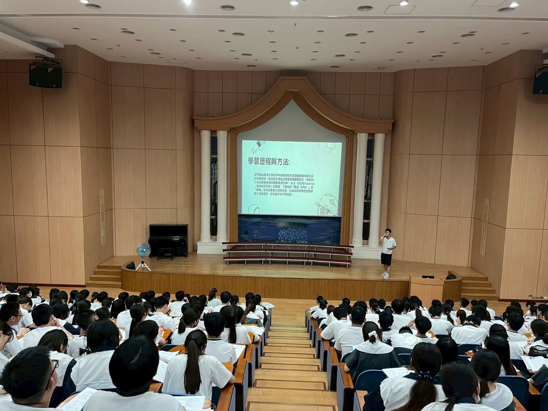 上臺發表的學生口條流暢、自信大方的分享自己學習的歷程。