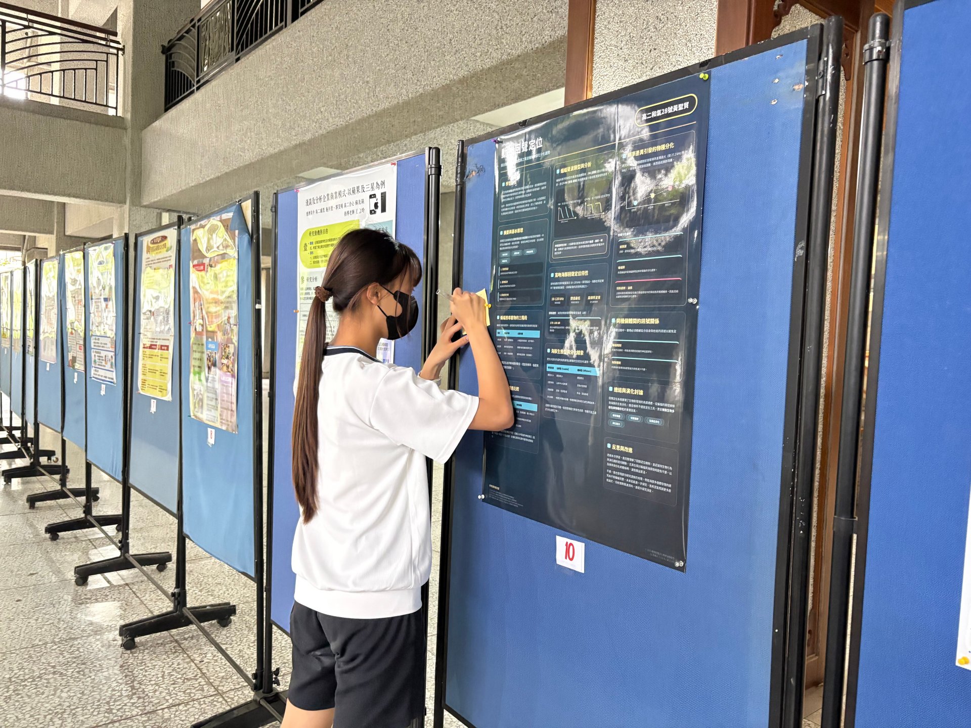 學生仔細觀看作品,票選最具創意和吸引力的自主學習成果。