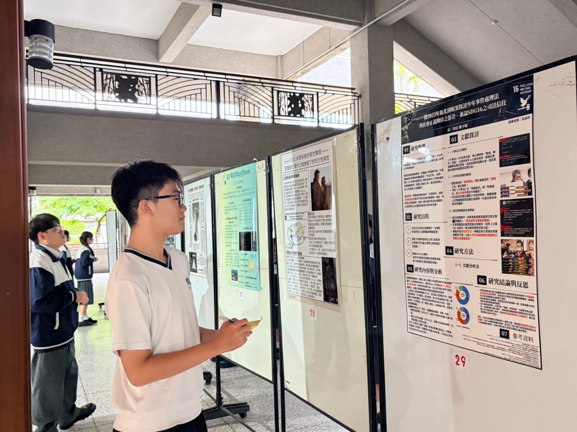 學生觀摩自主學習成果作品,從多元主題與研究歷程中獲得啟發與學習。
