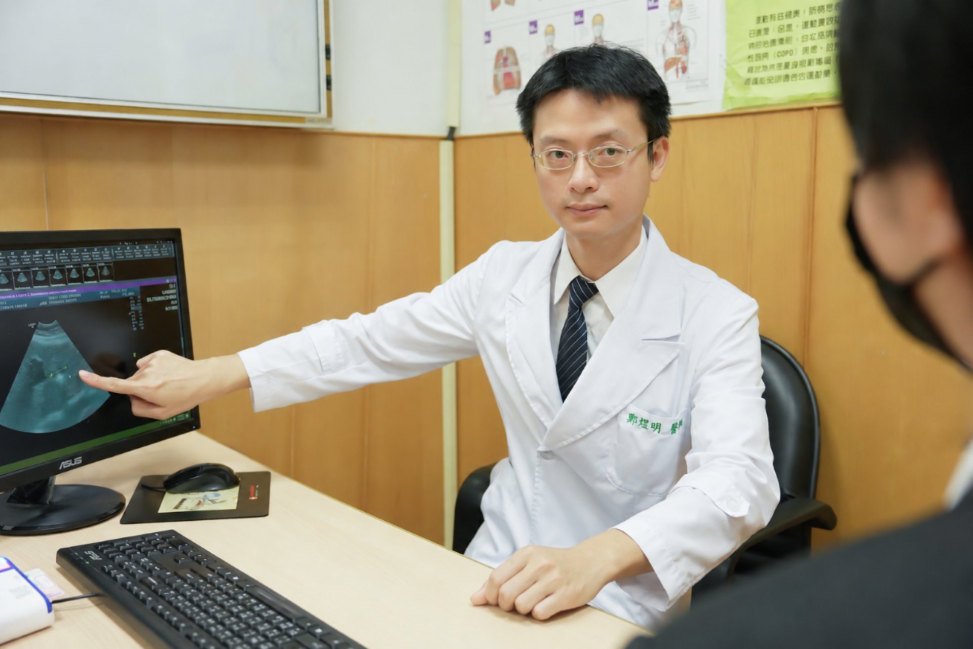 鄭煜明醫師看診示意照。