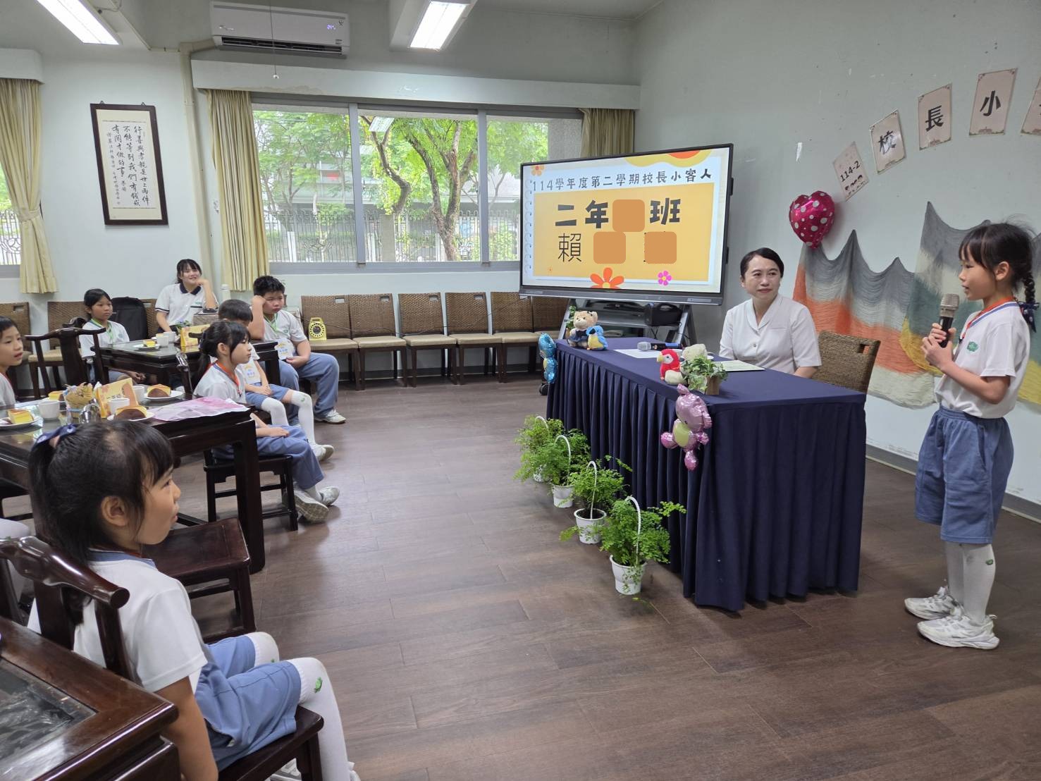 二年級賴同學分享自己主動擔任廁所打掃工作,因為幫助別人讓自己很快樂很快樂。