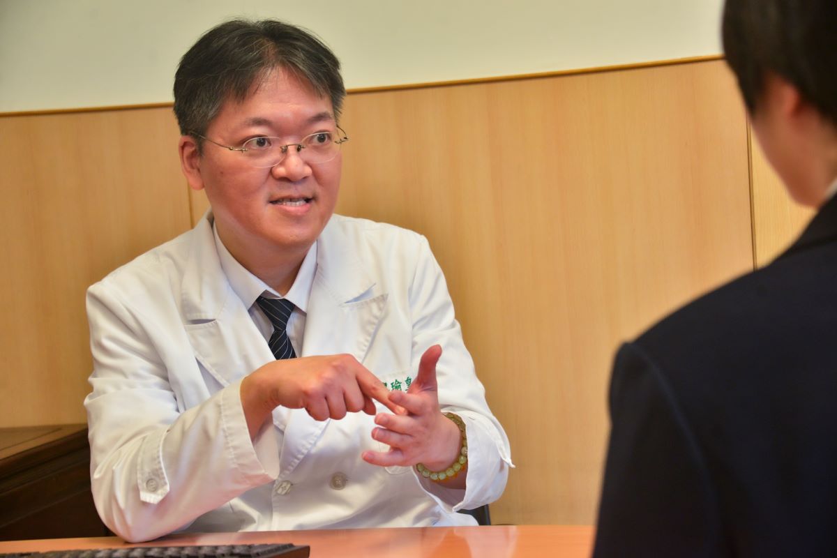 廖瑜皇醫師看診示意照。