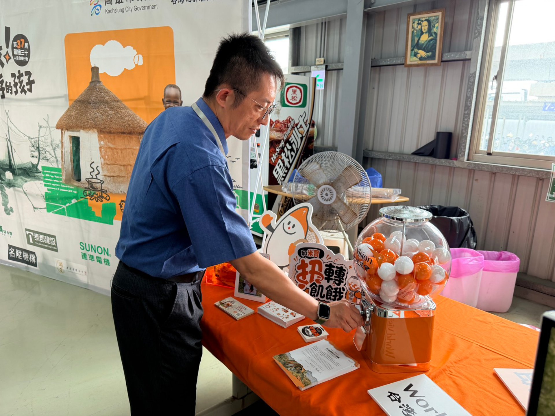 南光化學製藥陳本松總經理率先響應活動，透過賦能扭蛋體驗，深化對國際人道救援及兒童關懷議題的認識。