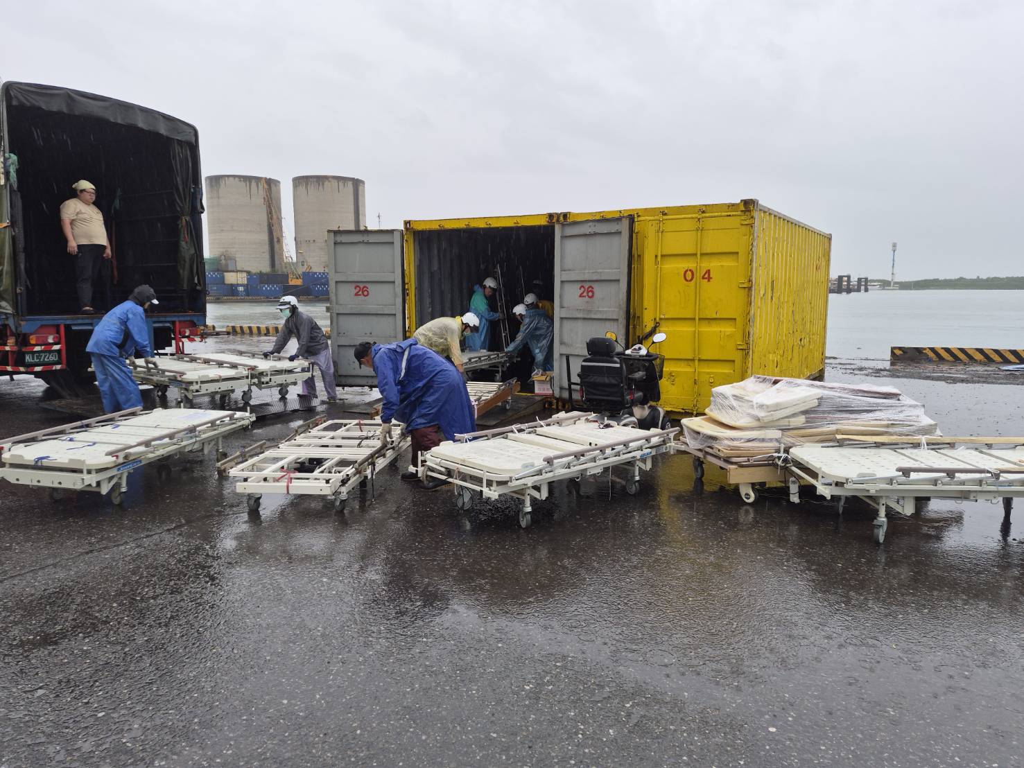 新北三峽輔具倉庫支援二十床電動病床及嘉義輔具平台支援一輛電動代步車,志工們自嘉義布袋港支援,齊心協力將輔具裝入貨櫃。