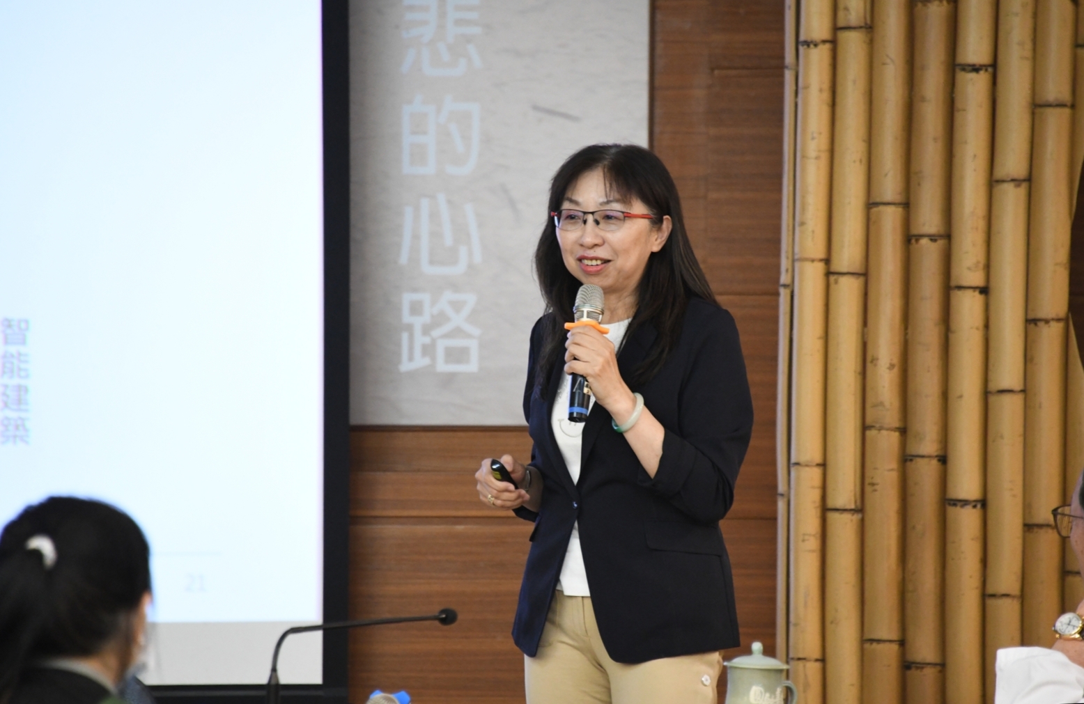 衛生福利部醫事司簡任技正卓琍萍分享「我國醫療院所永續及淨零之政策推動與展望」