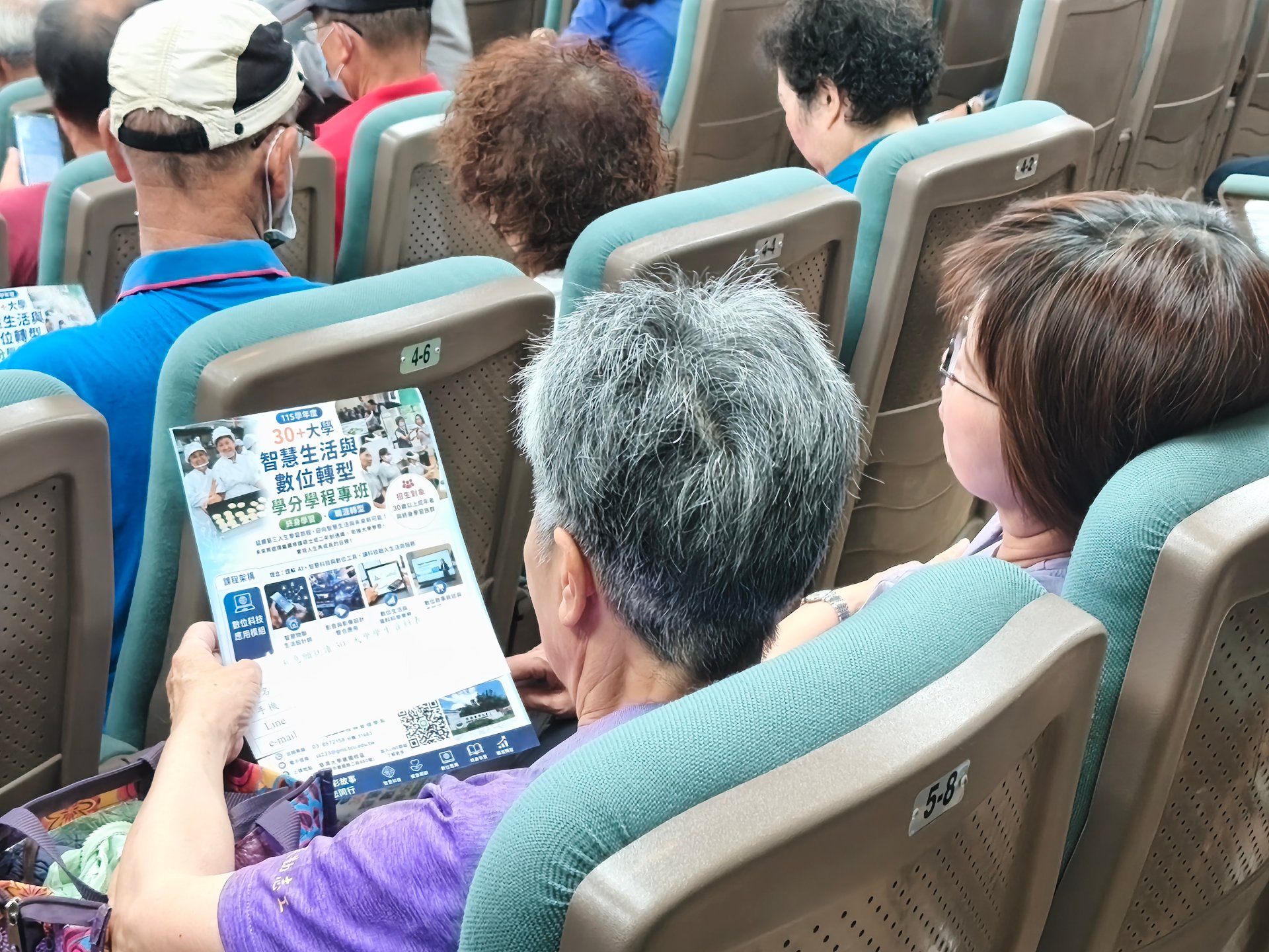 民眾仔細翻看簡章說明