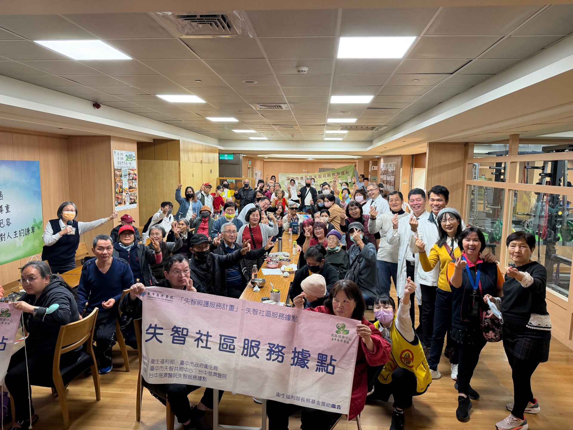 台中慈濟醫院失智據點舉行家屬座談,會後與長輩、團隊一起合影。