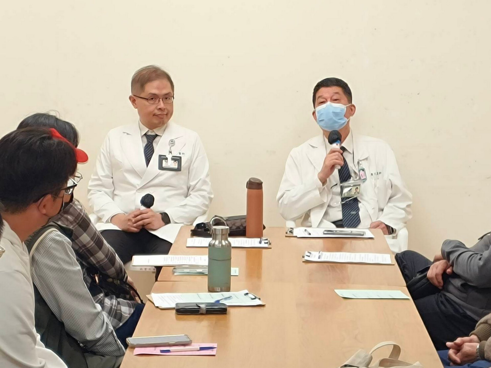 台中慈濟醫院社區健康中心主任陳慶元(右)與身心醫學科主任許峰碩(左),參與家屬座談鼓勵家屬並提供醫療專業對疑難問題的解決方法。