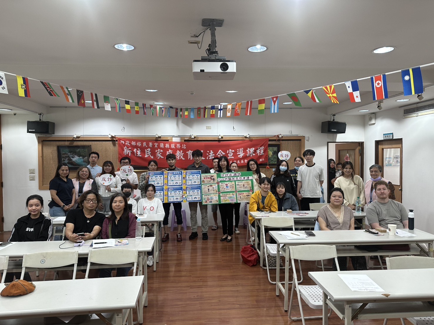 家庭教育及法令宣導課程講師與全體學員大合照