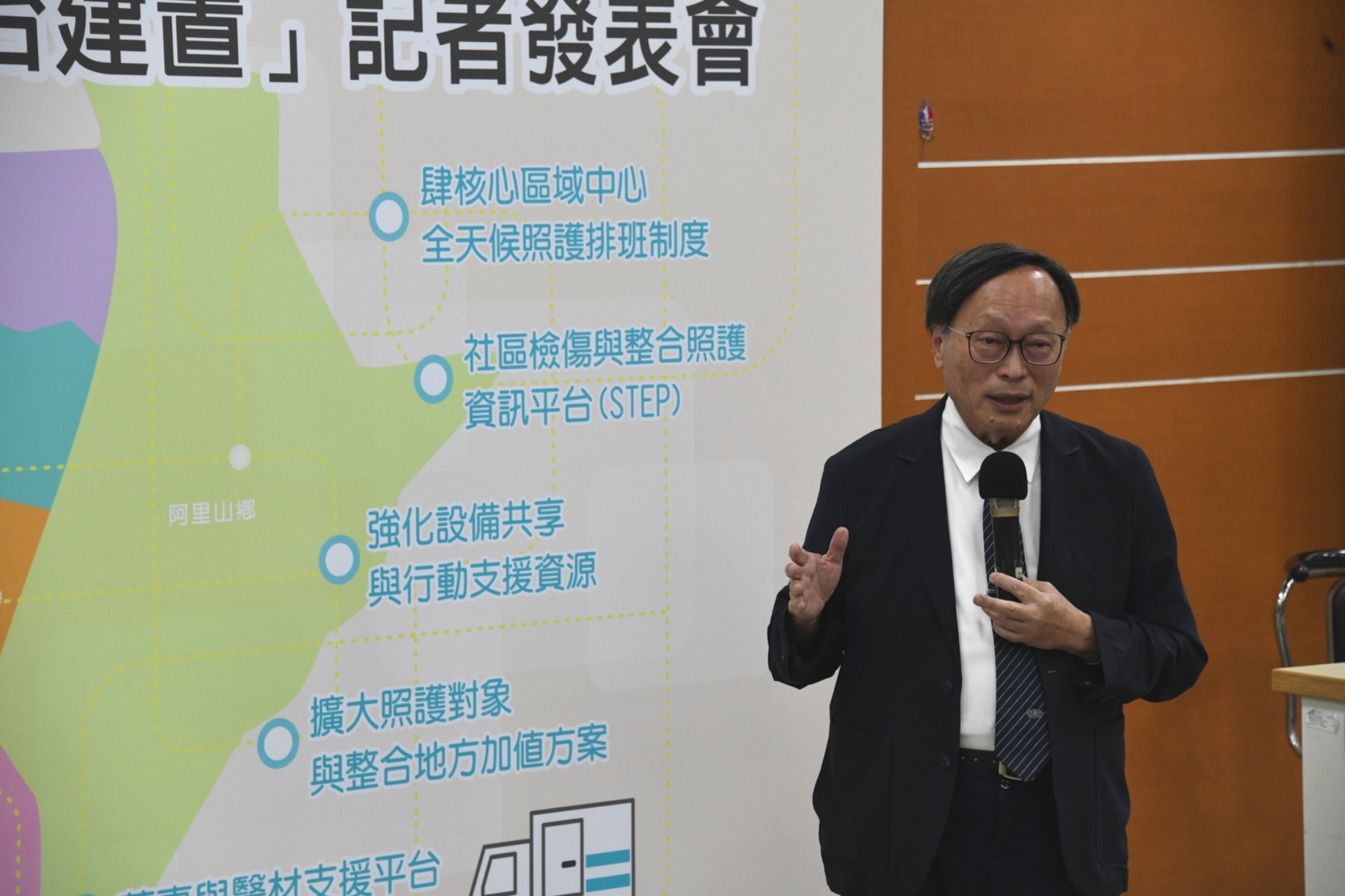 嘉義縣醫師公會理事長賴寧生領軍推動嘉義縣去中心化醫療整合照護平台