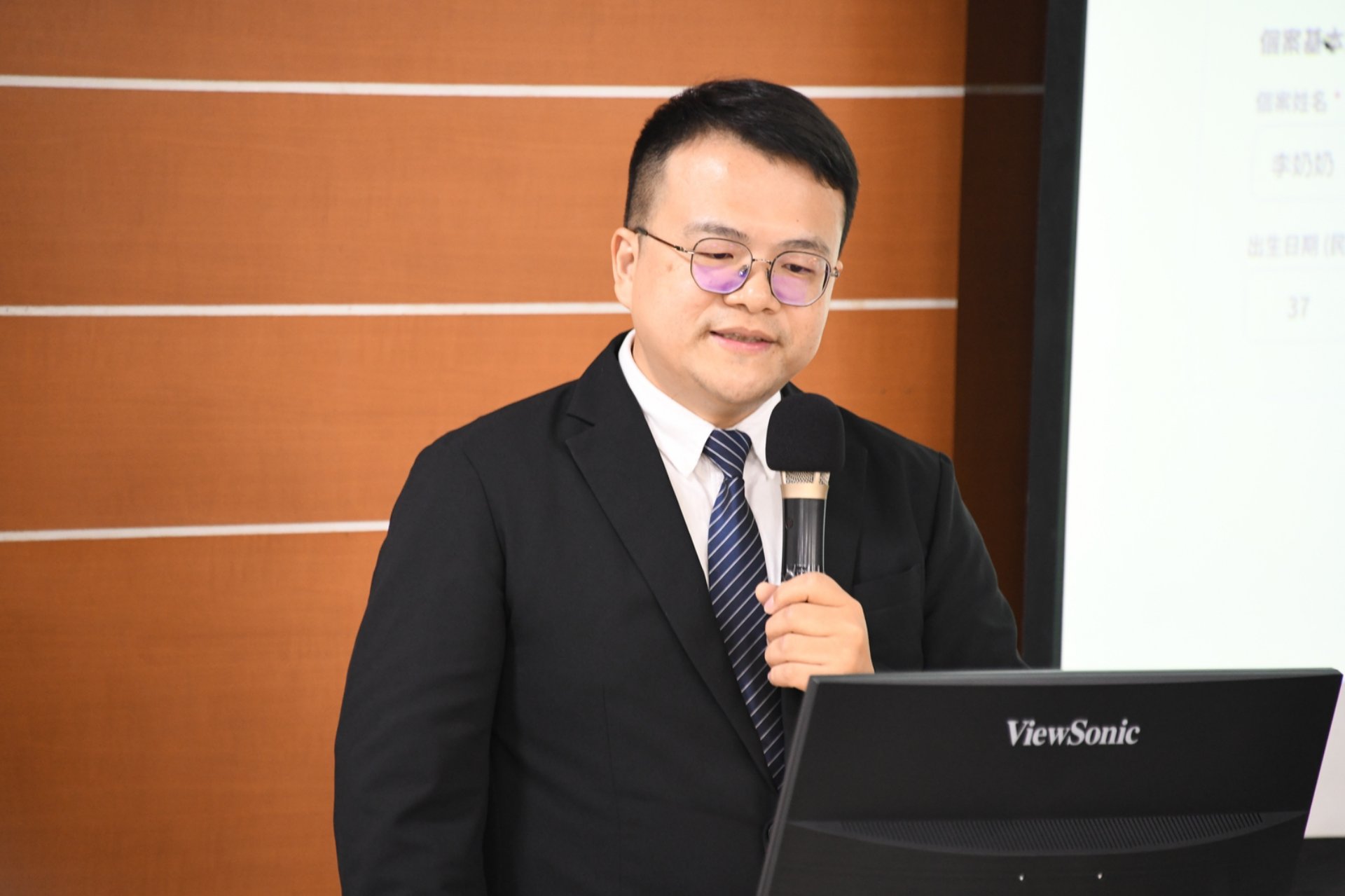 大林慈濟醫院智慧醫療創新中心技術主任黃智瑋介紹遠距醫療系統