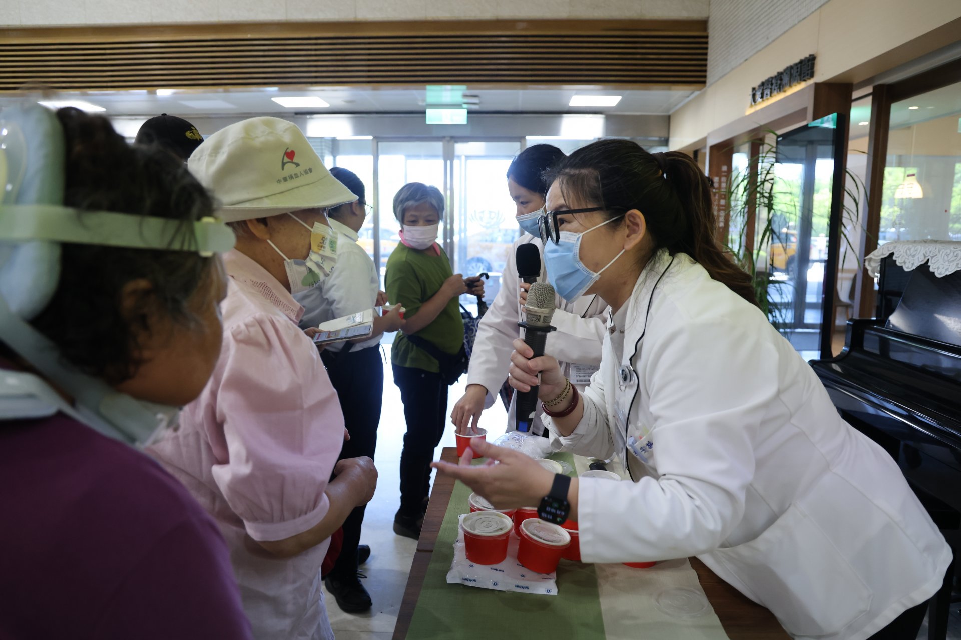 花蓮慈院營養科團隊以營養Q&A活動與現場病人、家屬互動,提醒民眾掌握端午健康飲食原則,並邀請大家品嘗翡翠抹茶豆漿冰淇淋。