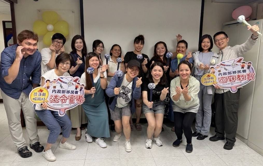 學員開心展示作品，透過手作課程認識臺灣傳統節慶文化，增進家庭健康與生活適應能力。