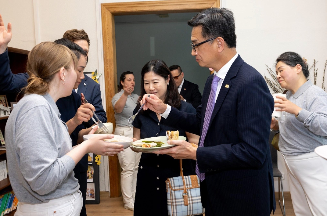 在精彩的簡報、溫馨的分享與表演之後,大家一同品嚐志工們用心準備的美味點心,在輕鬆愉快的交流中,分享溫暖與喜悅