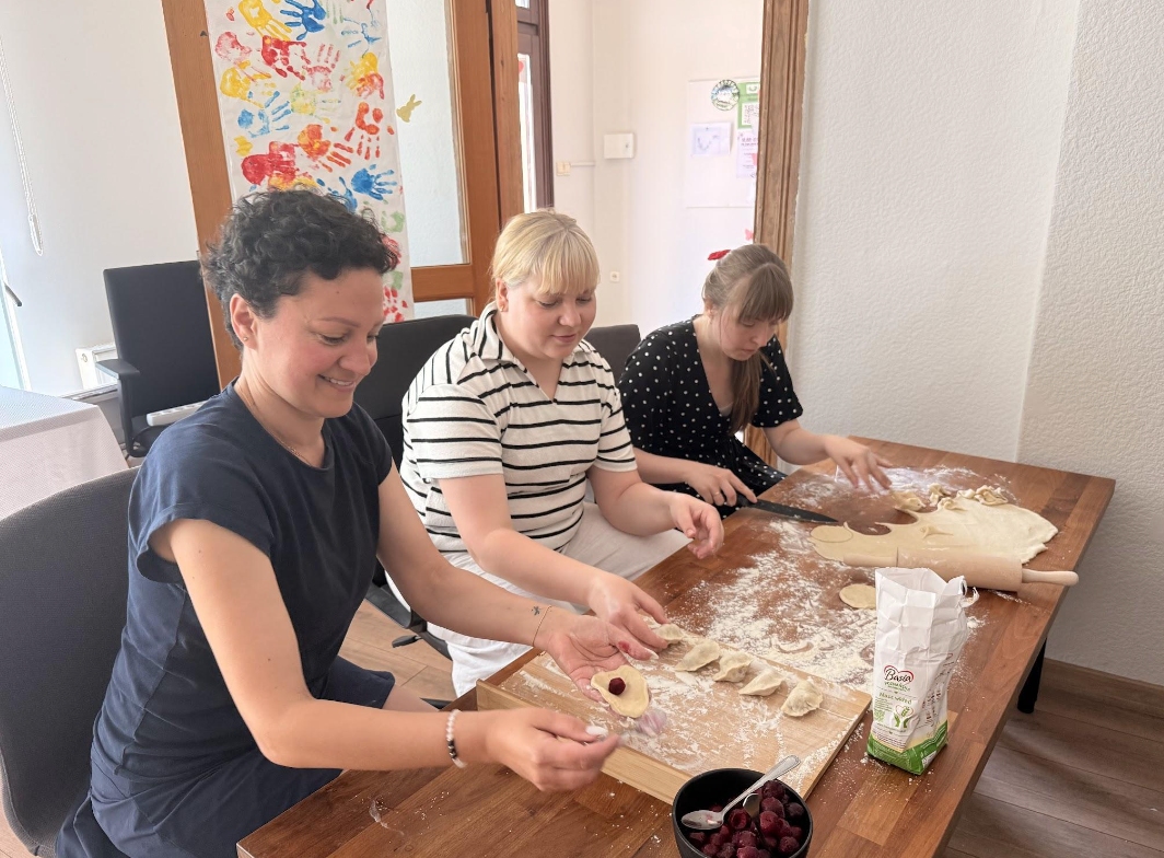 志工 Viktoriia Sanchkivska、Yuliia Tkachuk 與 Yuliia Semenenko-Kozhukh 齊心協力製作傳統烏克蘭櫻桃餡餃子(Varenyky z Vyshniamy),以滿滿的用心與愛心款待遠道而來的貴賓。