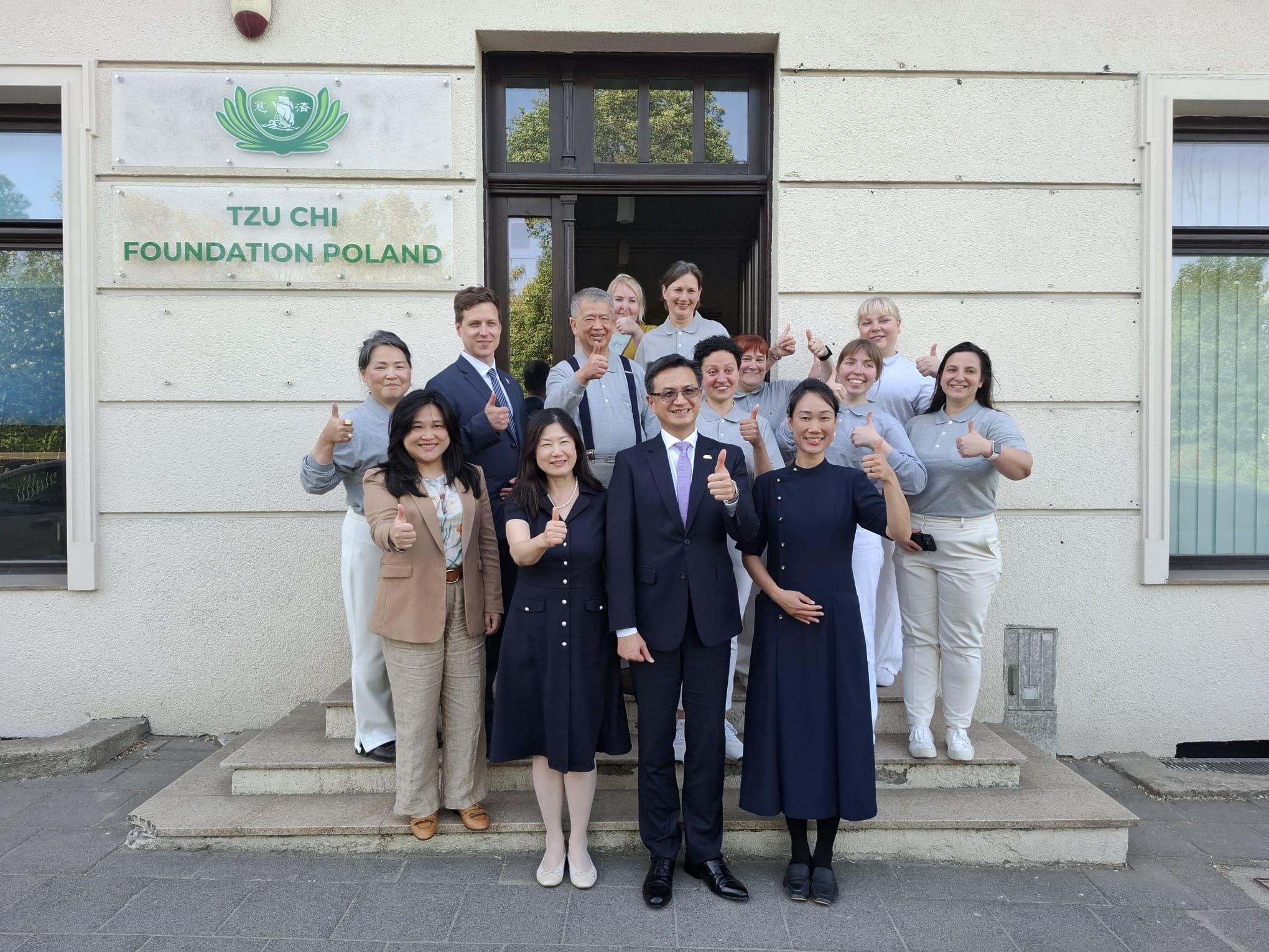 在最後揮手道別前,再一起留下最後一張合影