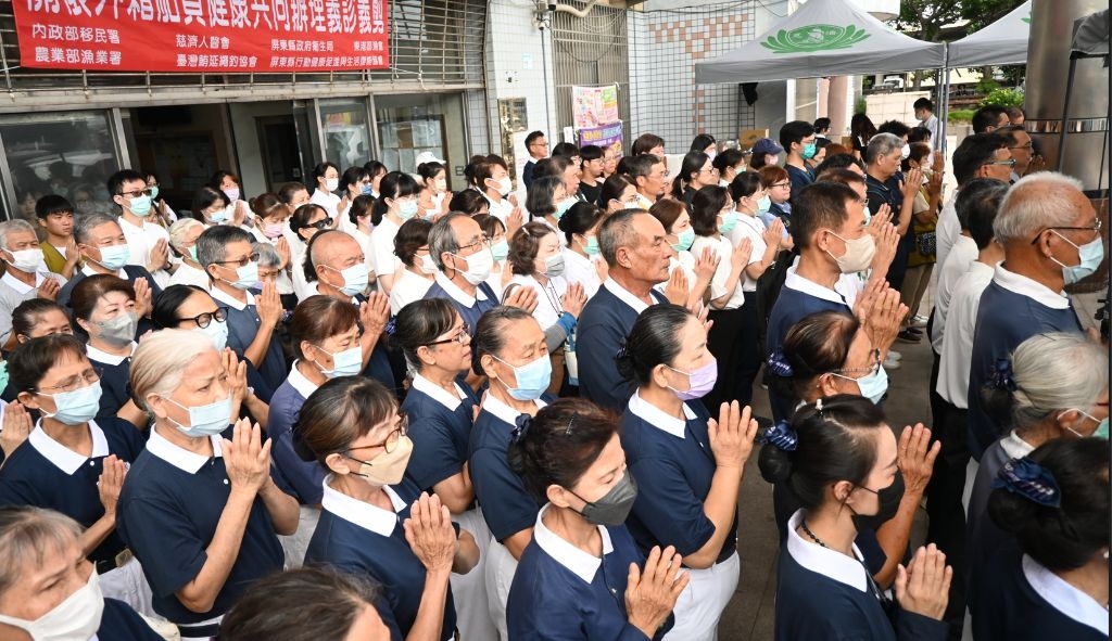 由慈濟高屏區人醫會發起的「東港區外籍船員健檢義診與義剪活動」，於端節前夕在東港區漁會大樓盛大登場。