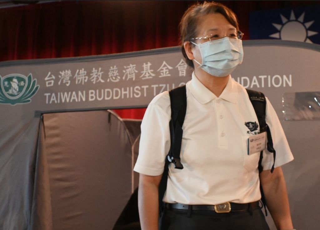 郭慧芬長年籌辦義診，因不捨海上漁工長期飽受拉傷與酸痛之苦，積極與衛生局溝通，爭取行動復能車進駐現場。
