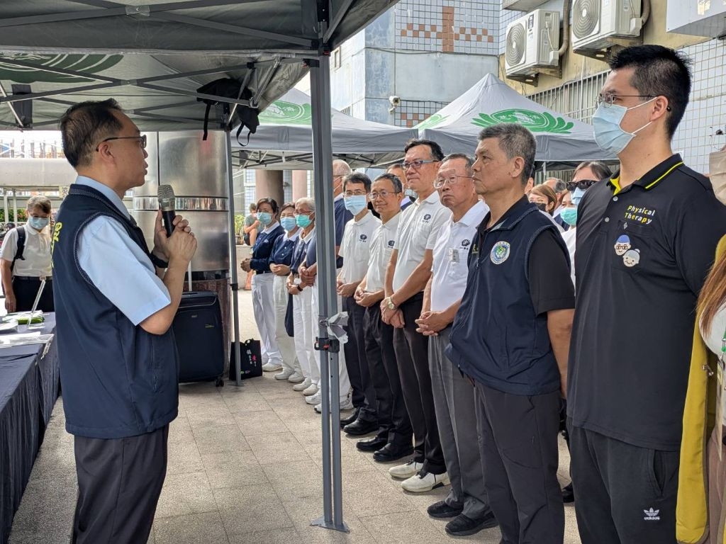 內政部移民署國境事務大隊副大隊長廖維元蒞臨現場表示，過去義診曾及時發現漁工患有嚴重眼疾，所幸經人醫會診治與追蹤，成功挽救了漁工視力，也保全了其背後家庭的生計。