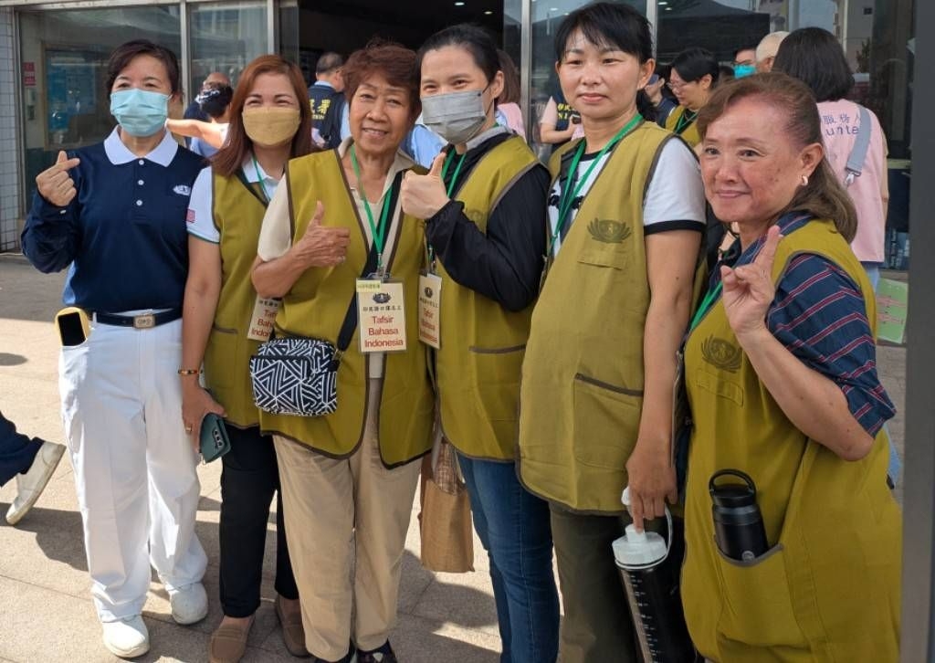 屏東縣新住民文化經貿交流協會理事長容彩琴（左三），帶了十多位新住民來協助當通譯志工，讓醫護與外籍漁民間的溝通能無障礙。