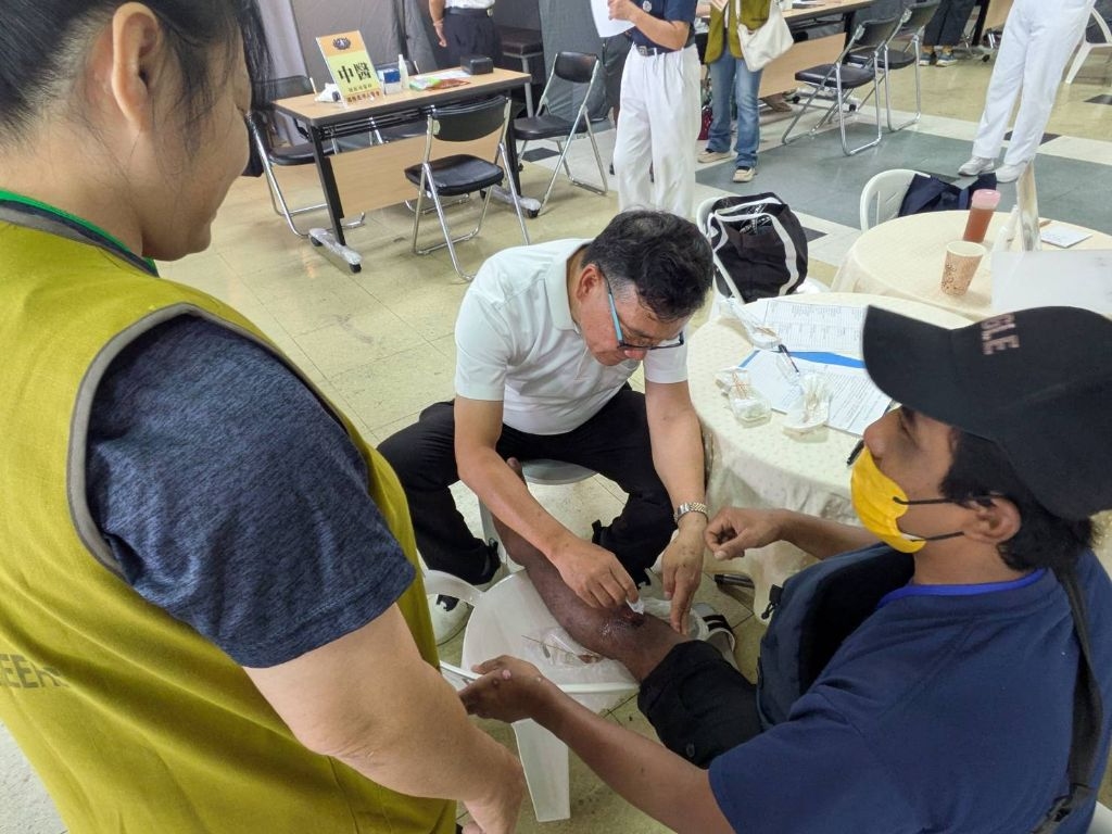 印尼籍漁民在通譯陪伴來到骨科，他說因為工作時造成膝蓋受傷，在船上只能暫時自行處裡傷口。在骨科簡言軒醫師診療後，仔細地為他消毒傷口與包紮，還給他藥膏、敷料等藥物。