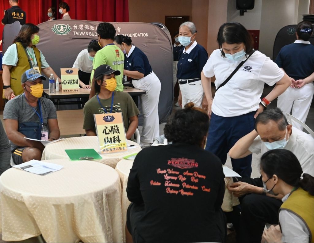 心臟內科林少琳醫師（右二）細心、詳細的從檢查的心電圖中發現狀況，透過通譯告知受檢者心臟的狀況，以及後續需要注意做追蹤治療。