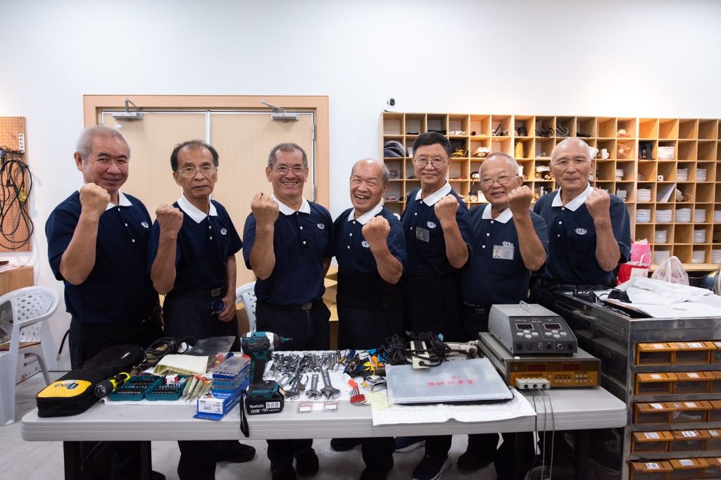 這股溫暖的共鳴也吸引了外地的支持。來自台中的慈濟輔具團隊，在志工鄒顯亮的帶領下，特地送來一批維修工具支援現場。