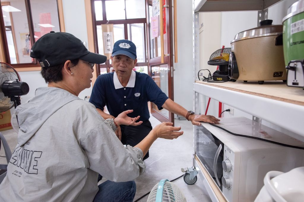 陳峻峰（右）分享，目前生生家電室已逐步發揮社區功能，優先協助環保站大量家電資源重新創造價值。