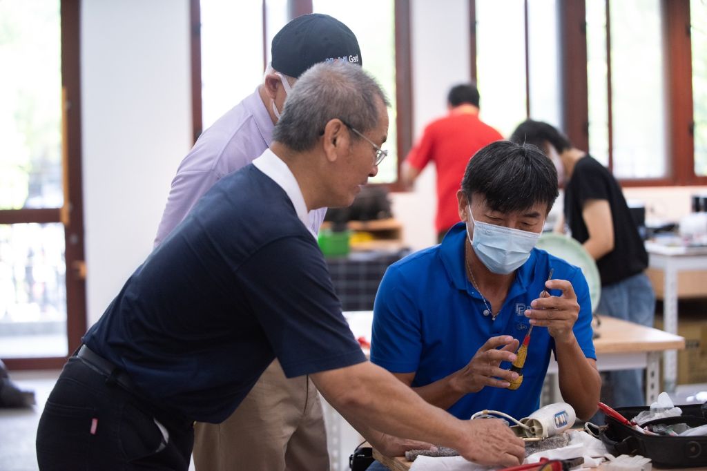 陳宥江（右ㄧ）分享，在這裡學的不只是維修技術，更是一種惜福愛物的生活態度。
