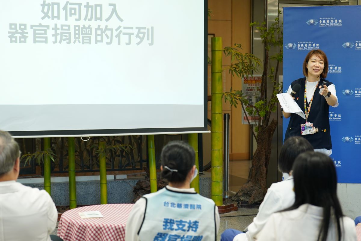 林彤馨器官捐贈協調師透過簡報讓民眾了解器官捐贈的議題。