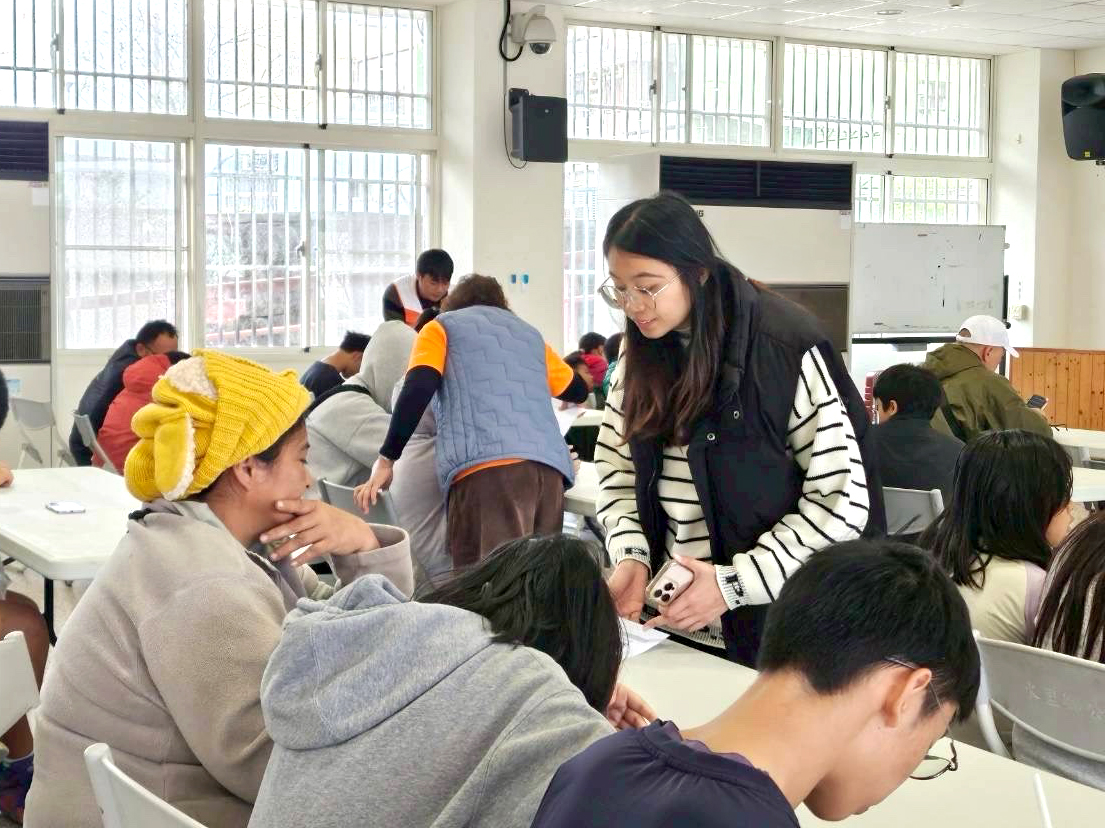 夢芸大學畢業後返鄉當展望會第一線社工,從被幫助的孩子蛻變為陪伴部落兒童成長的依靠。(台灣世界展望會提供)