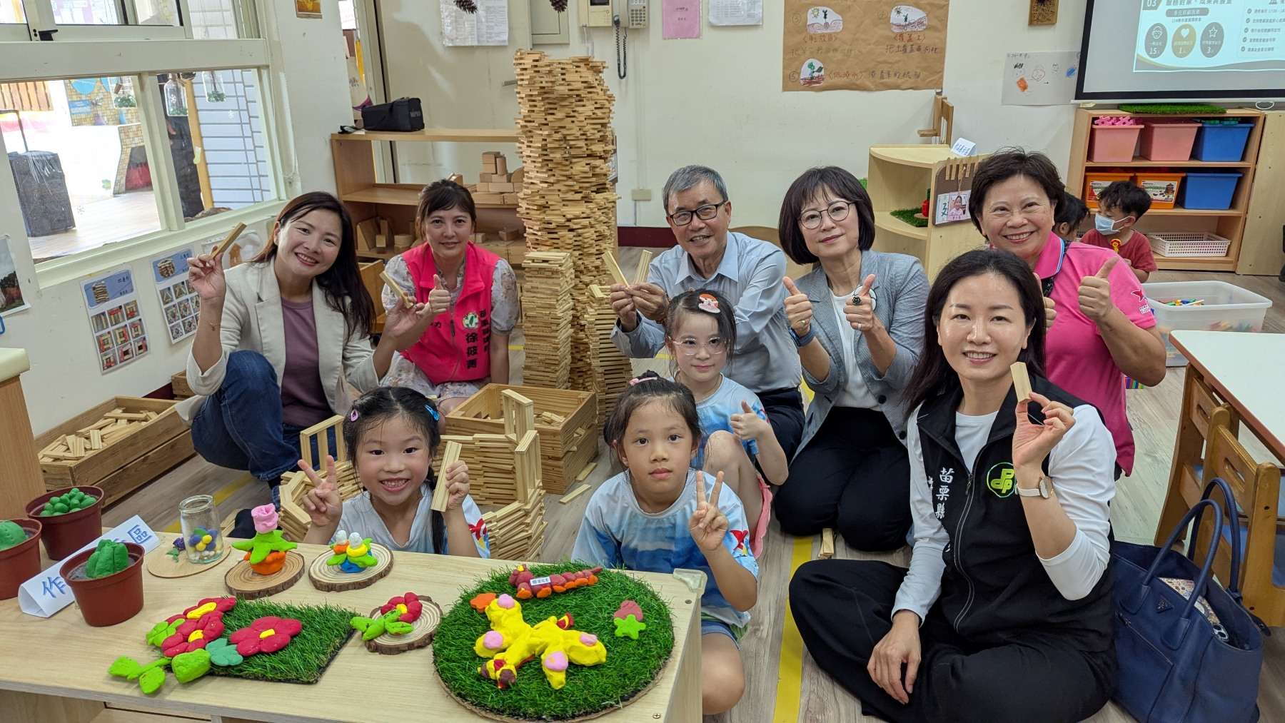 教育部鄭部長與建功非營園幼兒合作組建積木