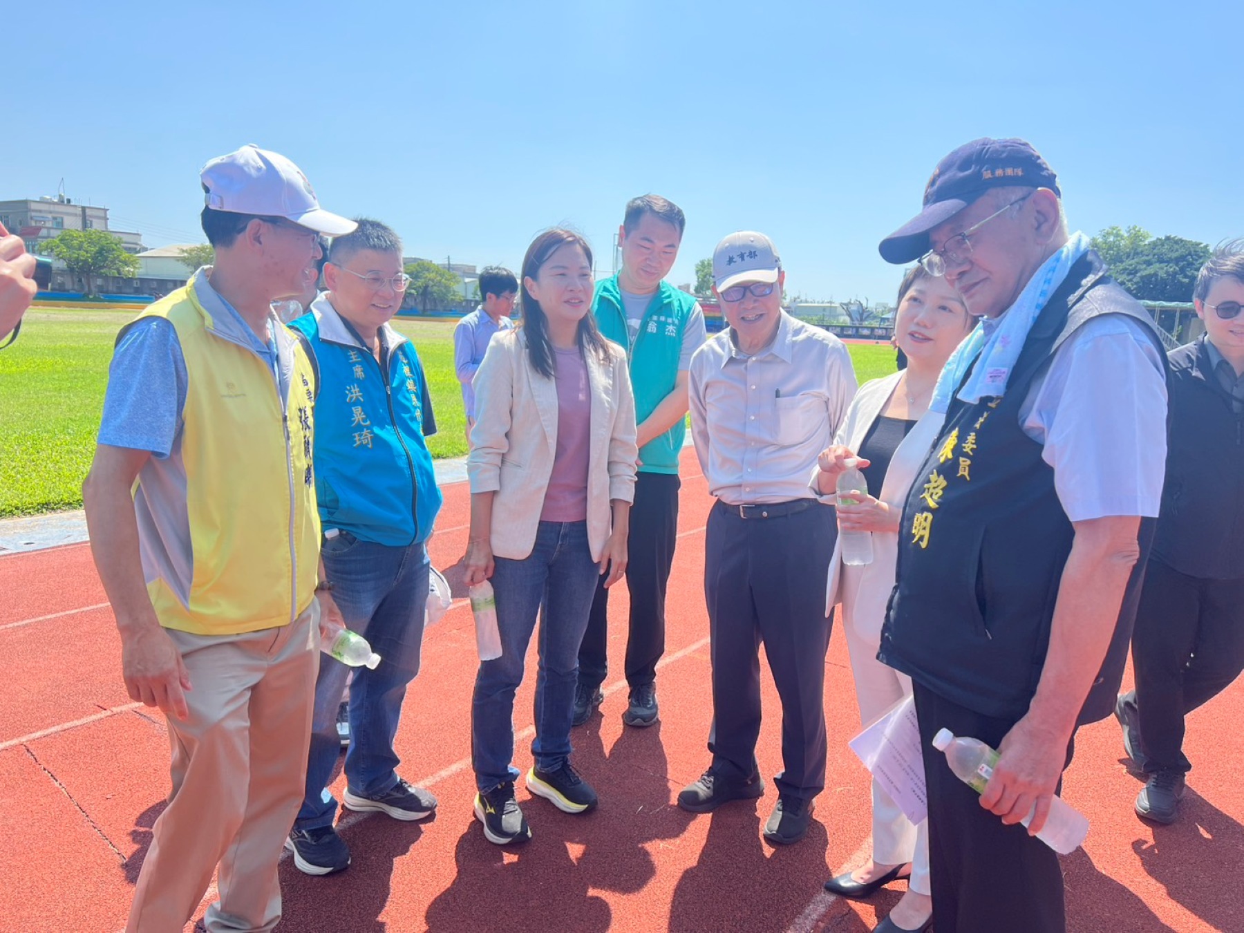 教育部鄭部長訪視苗栗縣4校操場跑道及球場，關心學童教學活動與運動安全
