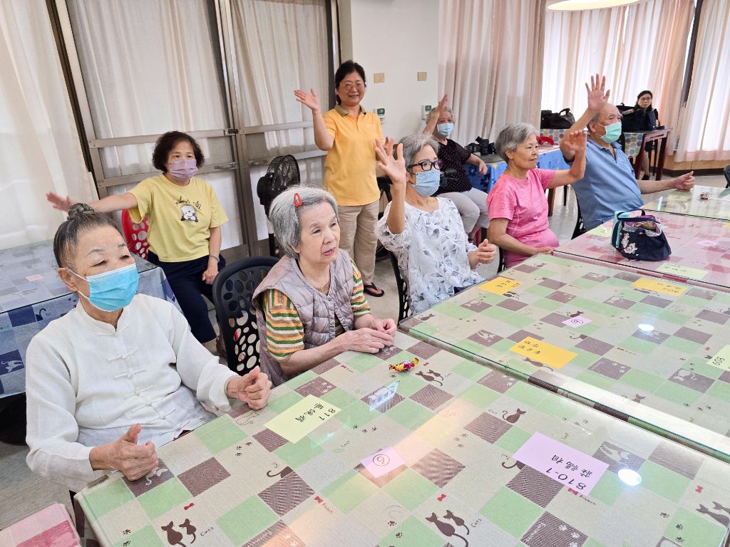五股老人公寓主任石桂榕（站者）很感激慈濟志工，為老人帶來熱絡溫馨的活動。