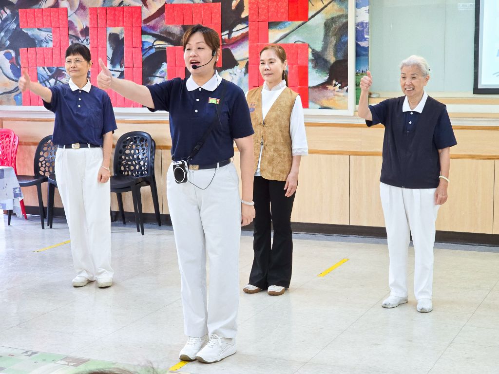 慈濟志工們比著〈感謝天感謝地〉手語歌曲，熱忱地將內心的謝意透過指尖和微笑傳遞出去。