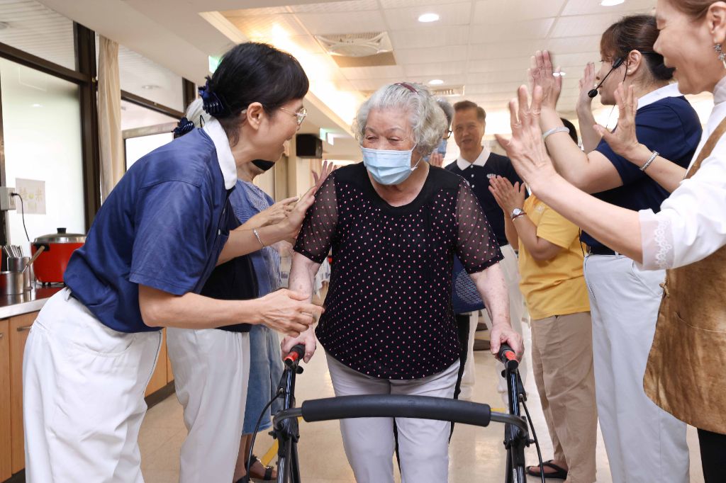 這位阿嬤回房時，歡喜地說：「我在這裡住了八年，每次你們一來，這裡就熱鬧起來，心裡感覺很溫暖。」