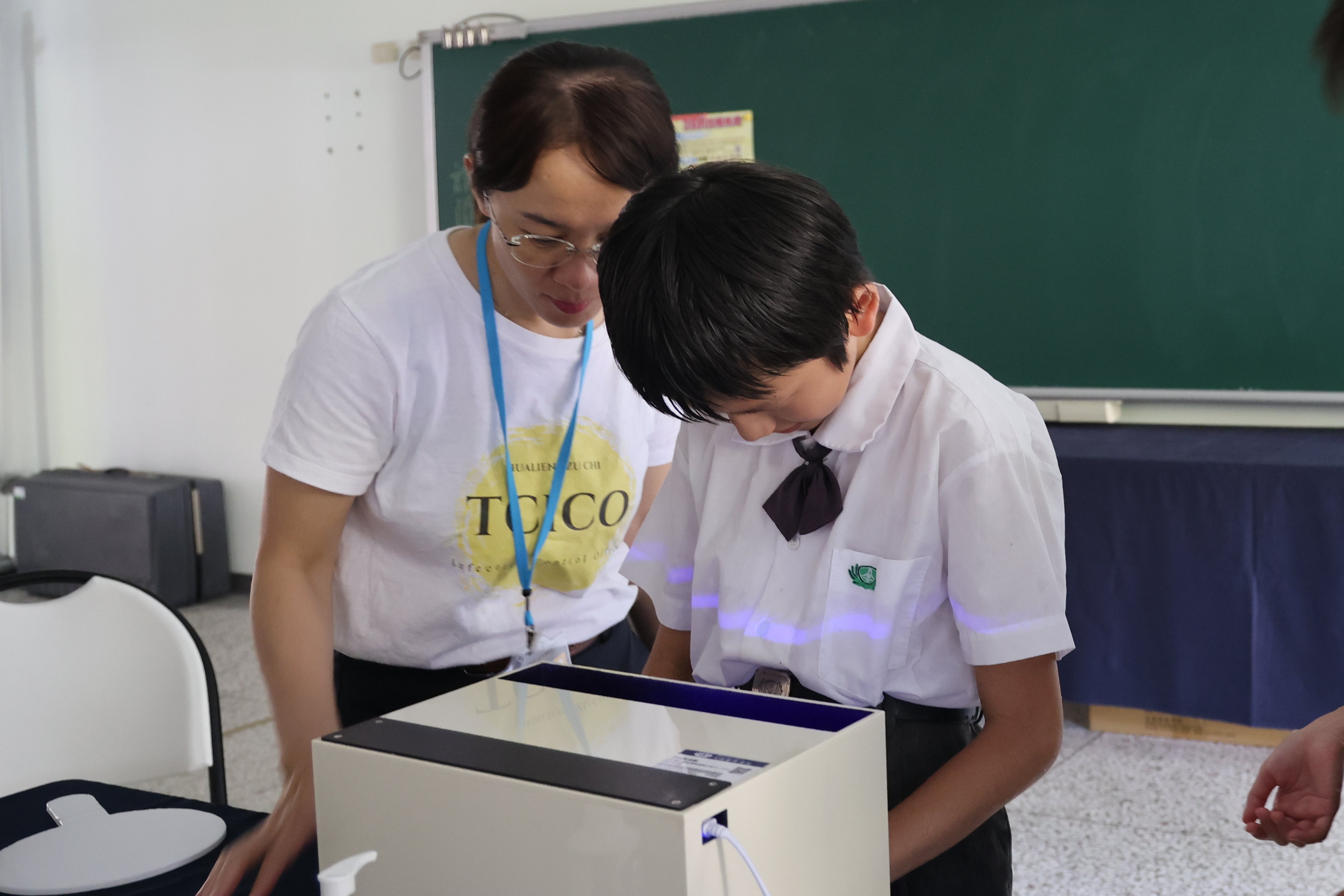 「洗手防線作戰」關卡，以螢光劑模擬細菌污染，讓學生依正確步驟洗手後，再透過螢光燈檢查是否仍有殘留，實際看見平時容易忽略的清潔死角。